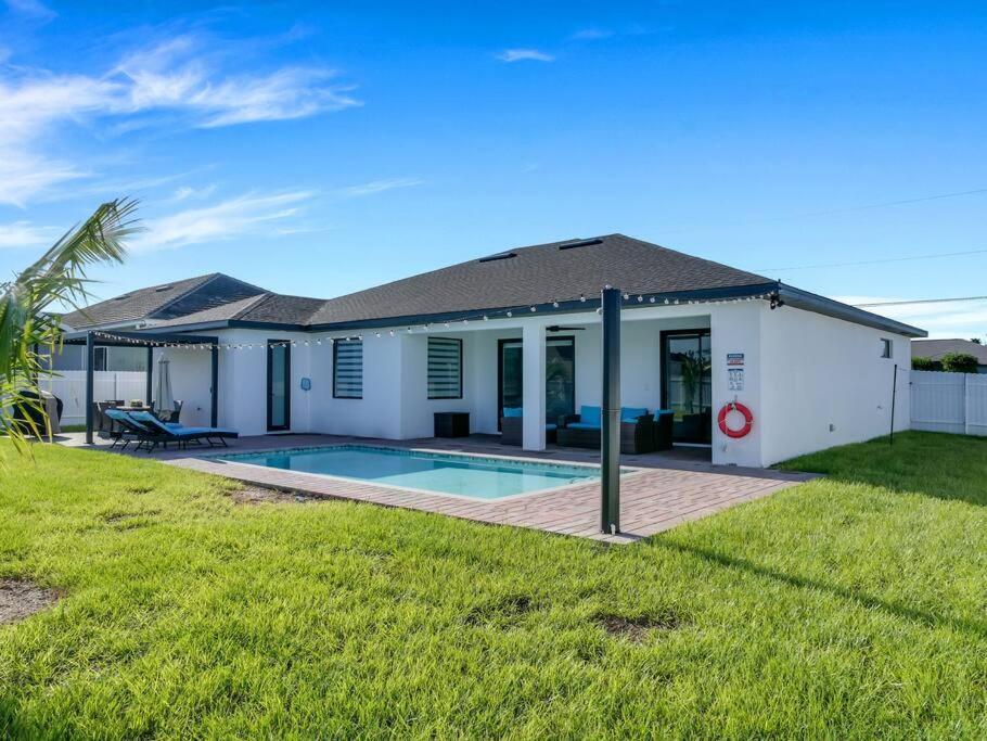 Casa Sevilla, Heated Pool, Sleeps 9, 4b3b Holiday home Cape Coral